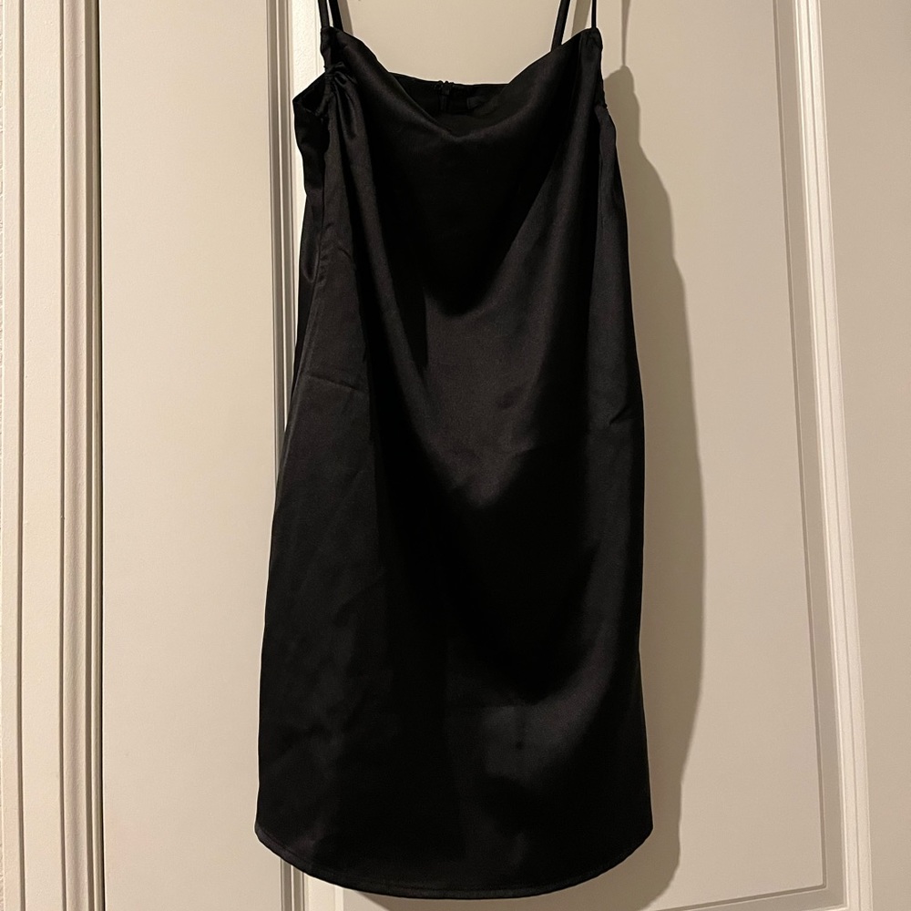 Black mini silk dress! Never before worn, medium size, from Forever21